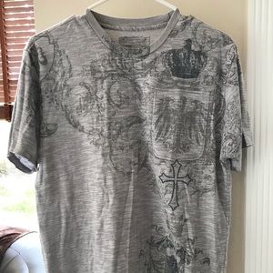 Retrofit men’s t-shirt with a design on the front.